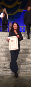 Suzanne Lagerin med mästarbrev